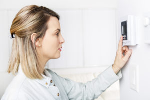 Un thermostat d’ambiance (prix compris entre 10 et 70 €) permet d’optimiser avec précision sa consommation de chauffage. Crédits : Shutterstock.