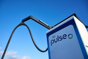 bp pulse construit le premier corridor de recharge pour les camions électriques en Europe